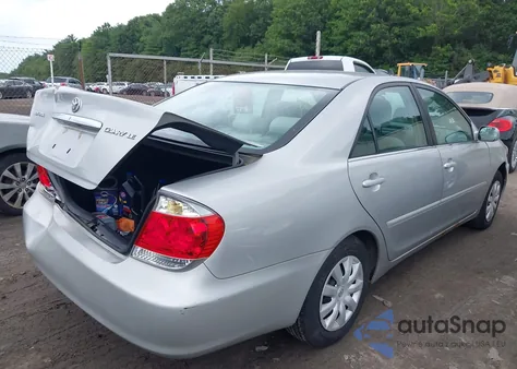 2005 Toyota Camry Le z USA, uszkodzony, nr VIN 4T1BE32KX5U408317